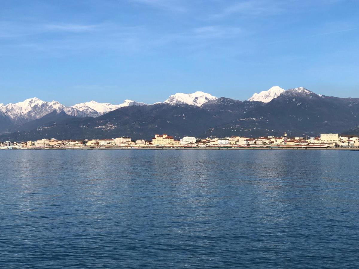 Riva Dei Fiori Apartment Viareggio Bagian luar foto